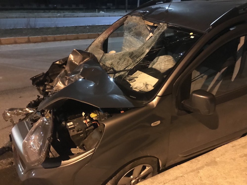 Motosikletle hafif ticari araç çarpıştı: 2 ölü, 1 yaralı
