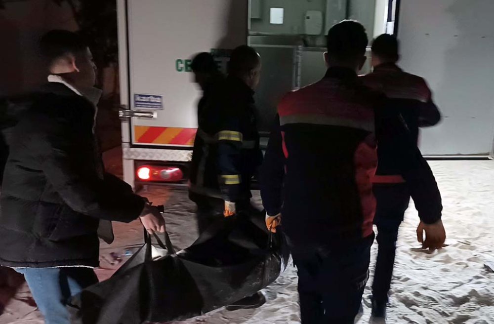 Apartmana eşya götürüyordu.... Asansör boşluğuna düşüp öldü