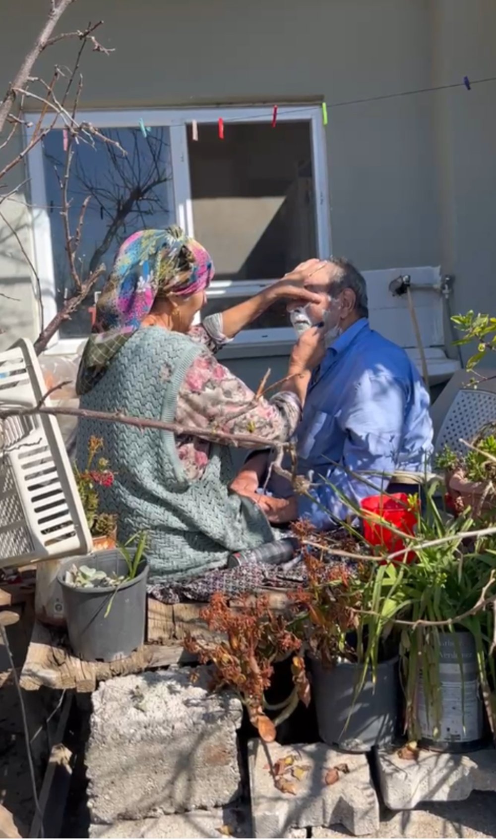 Felçli eşinin sakal tıraşını yapan kadın konuştu: 8 Mart'tan haberdar değilim