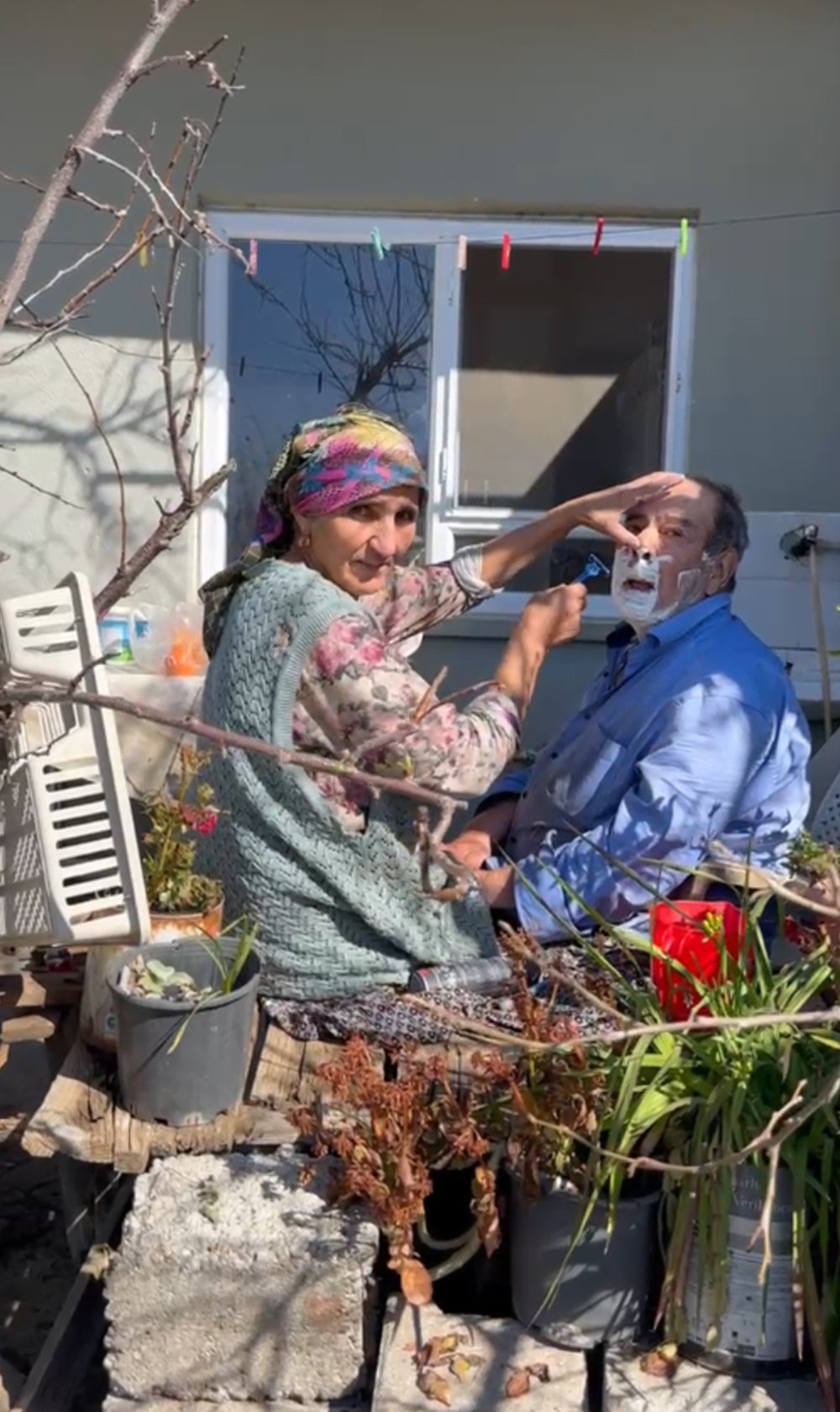 Felçli eşinin sakal tıraşını yapan kadın konuştu: 8 Mart'tan haberdar değilim