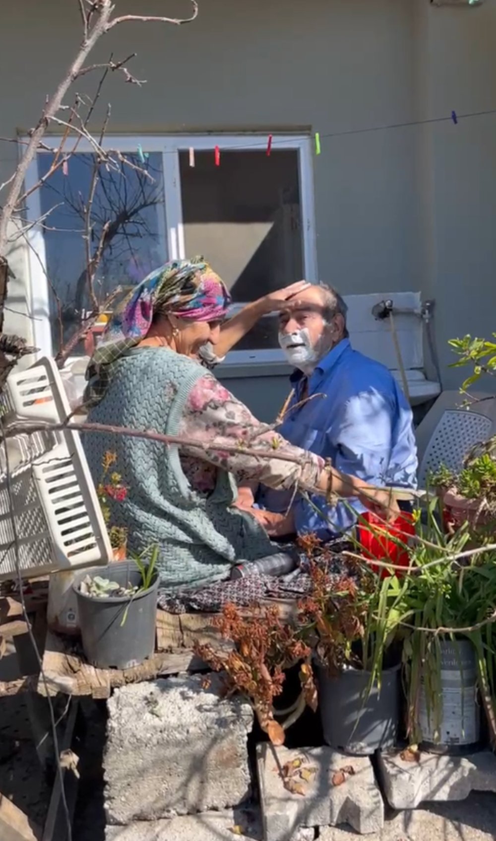 Felçli eşinin sakal tıraşını yapan kadın konuştu: 8 Mart'tan haberdar değilim