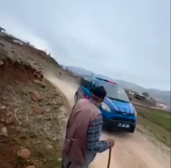 Komşu aileler arasında taşlı, sopalı kavga; 3 ölü, 5 yaralı