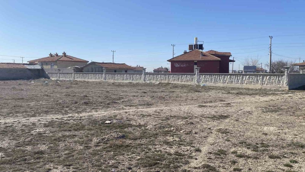 Konya'da sokak köpeklerinin saldırısında çocuğun öldüğü arazi görüntülendi