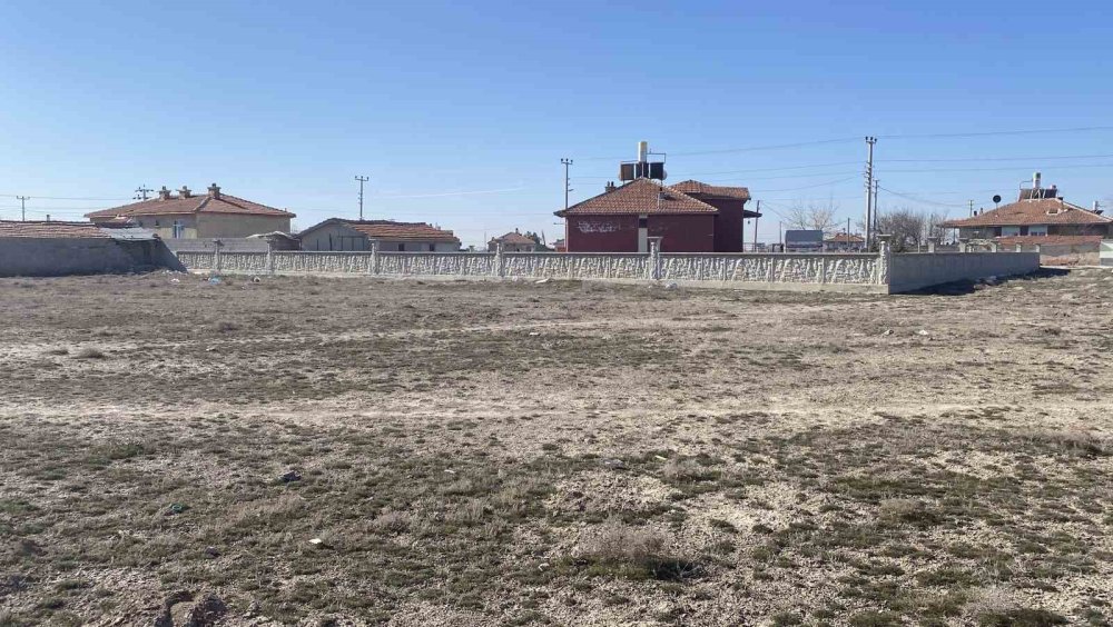 Konya'da sokak köpeklerinin saldırısında çocuğun öldüğü arazi görüntülendi