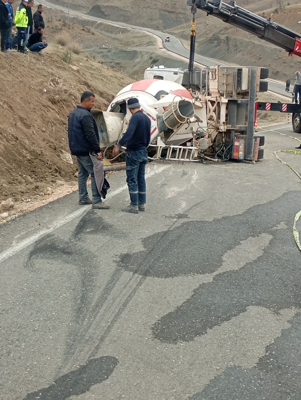 Siirt'te devrilen beton mikserinin sürücüsü öldü