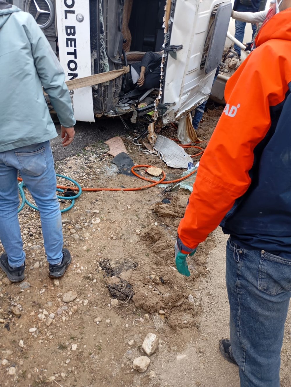 Siirt'te devrilen beton mikserinin sürücüsü öldü