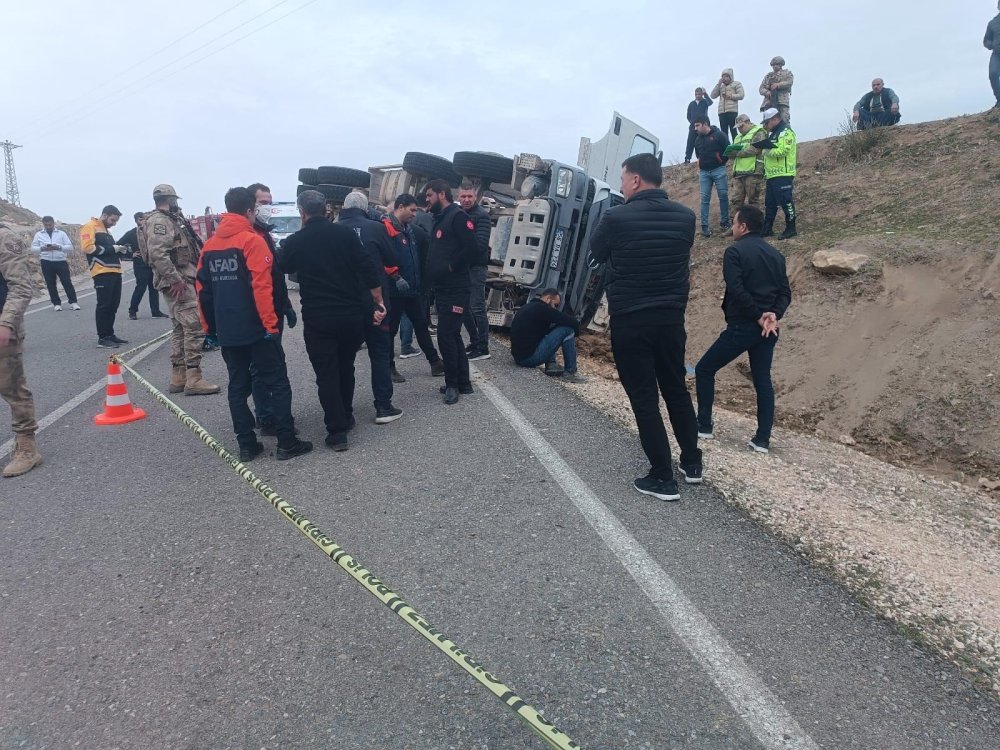 Siirt'te devrilen beton mikserinin sürücüsü öldü