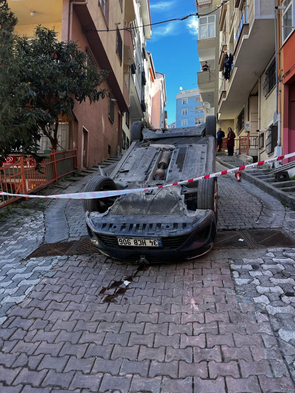 El freni çekilmeyen otomobil kayarak takla attı