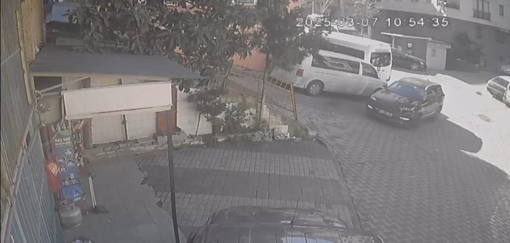 El freni çekilmeyen otomobil kayarak takla attı