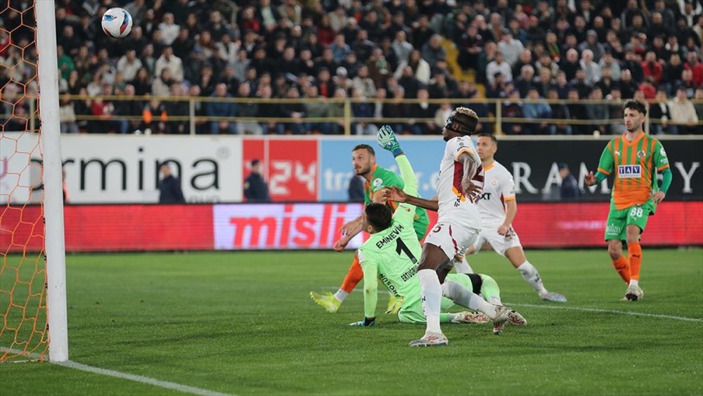 Galatasaray, deplasmanda Corendon Alanyaspor'u 2-1 yendi