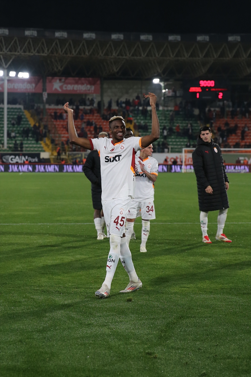 victor-osimhen-atiyor-galatasaray-sampiyonluga-yuruyor-1.jpg