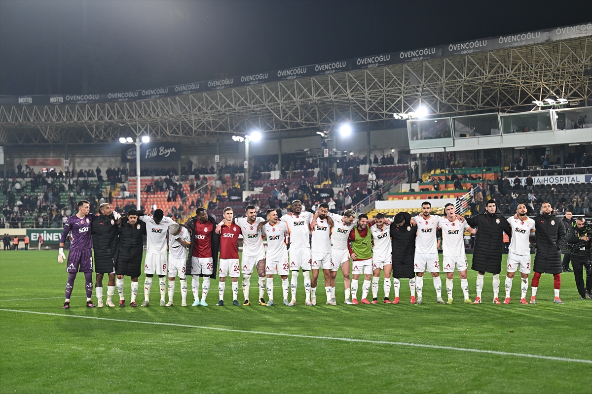 victor-osimhen-atiyor-galatasaray-sampiyonluga-yuruyor-2.jpg