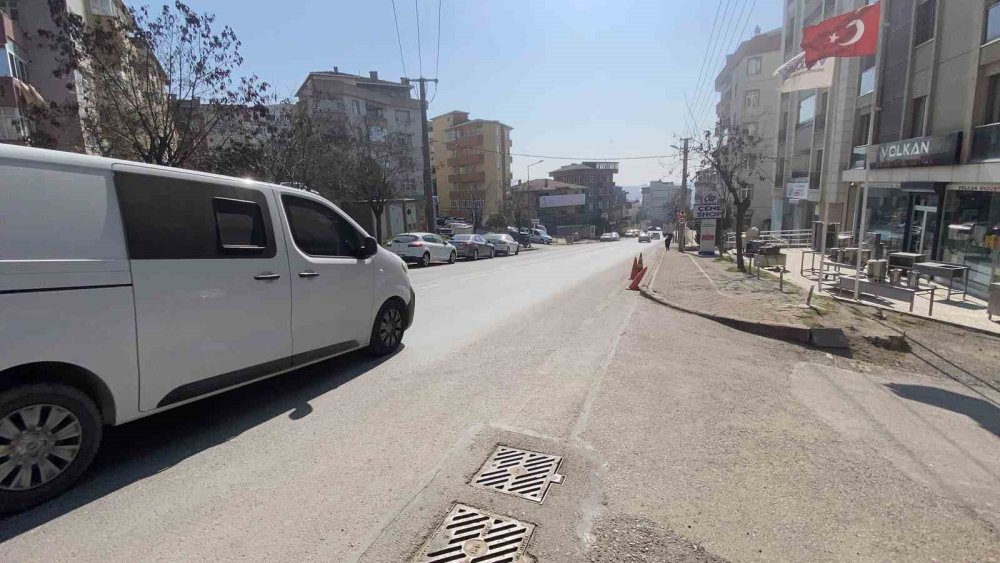 Kamyonla çarpışıp savrulan hafif ticari araç yayaya çarptı: 1 ölü