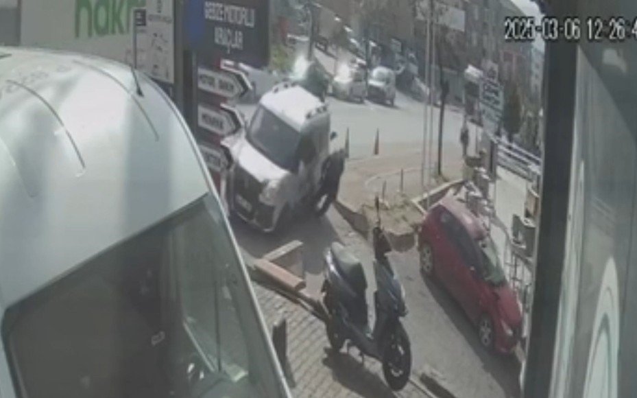 Kamyonla çarpışıp savrulan hafif ticari araç yayaya çarptı: 1 ölü