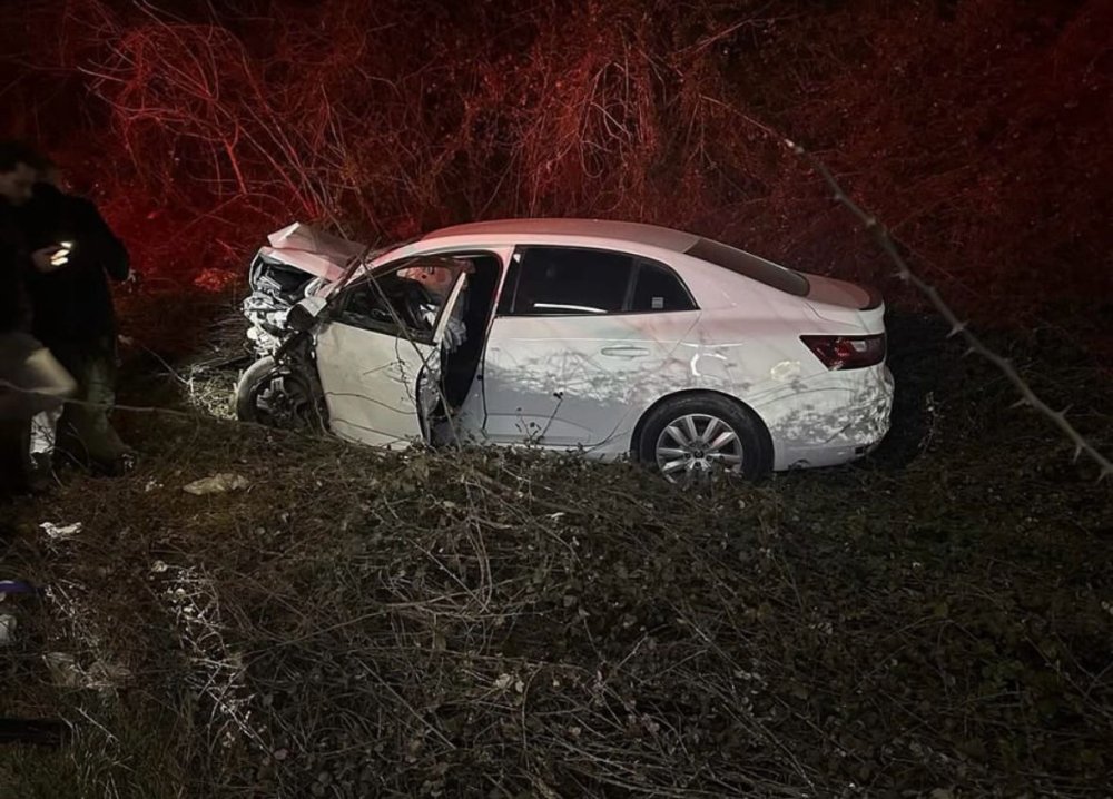 İki otomobil kafa kafaya çarpıştı; 1 ölü