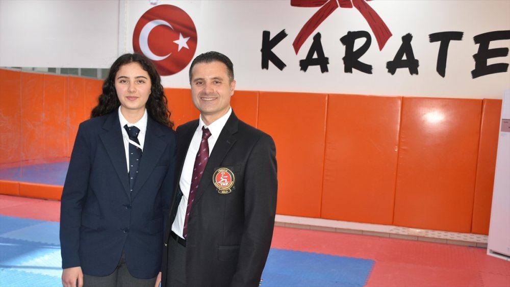 Konya'daki doktor baba ile tıp öğrencisi kızından örnek hareket