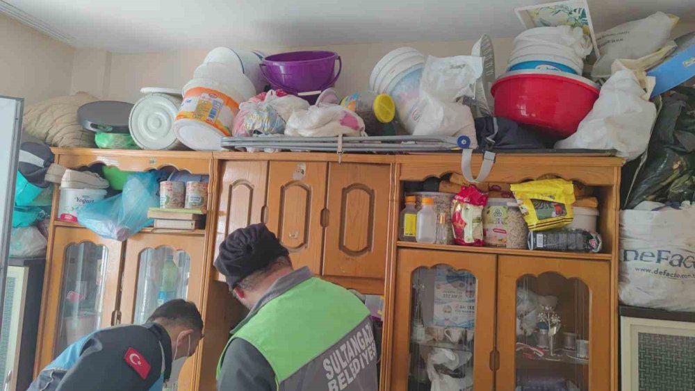 İstanbul'da yaşlı kadının evinden 6 kamyon çöp çıktı