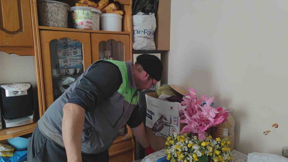 İstanbul'da yaşlı kadının evinden 6 kamyon çöp çıktı