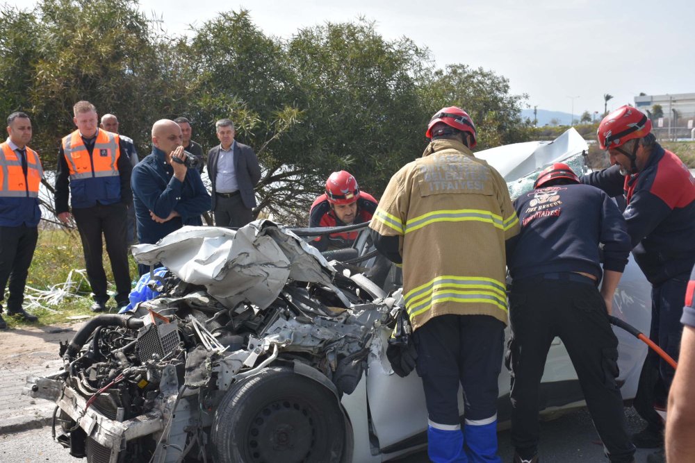 TIR'a çarpan otomobil hurdaya döndü, sürücüsü öldü