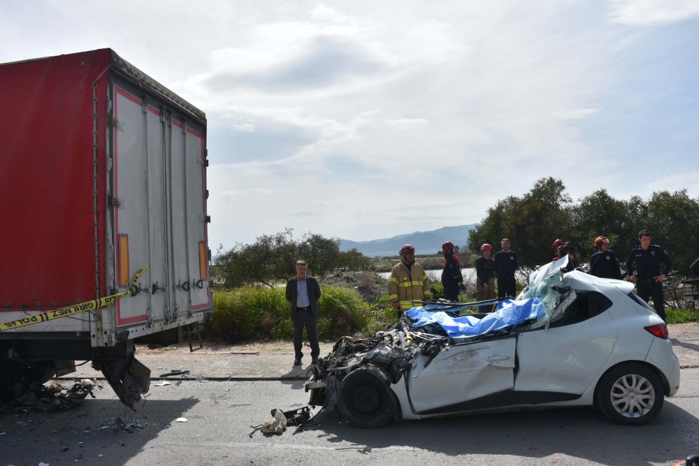 TIR'a çarpan otomobil hurdaya döndü, sürücüsü öldü