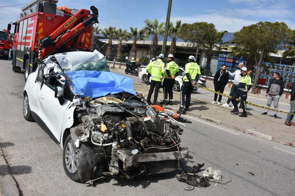 TIR'a çarpan otomobil hurdaya döndü, sürücüsü öldü