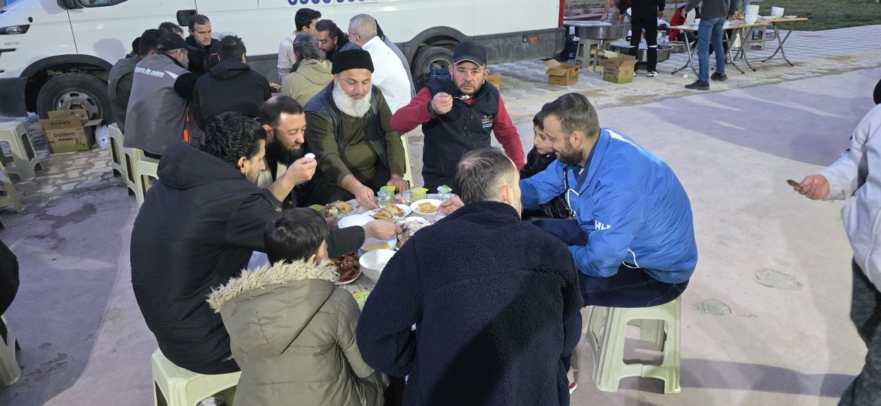 yemegini-al-iftara-gel-programinda-kardeslik-sofrasi-kuruldu-1.jpg