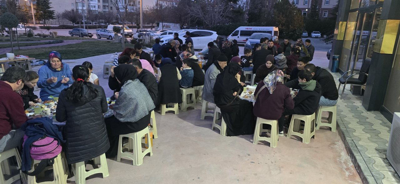 yemegini-al-iftara-gel-programinda-kardeslik-sofrasi-kuruldu-2.jpg