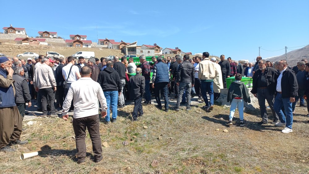 Hastane dönüşü kazada ölen aynı aileden 3 kişi, yan yana toprağa verildi