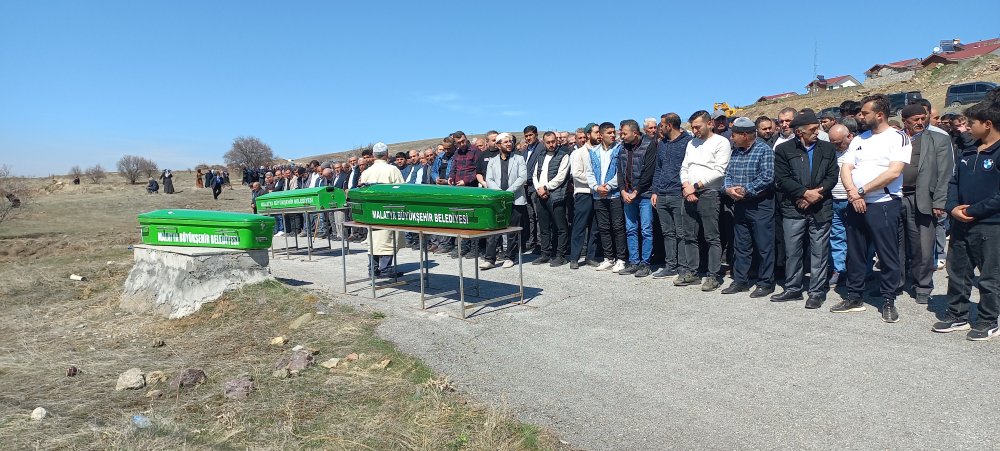 Hastane dönüşü kazada ölen aynı aileden 3 kişi, yan yana toprağa verildi