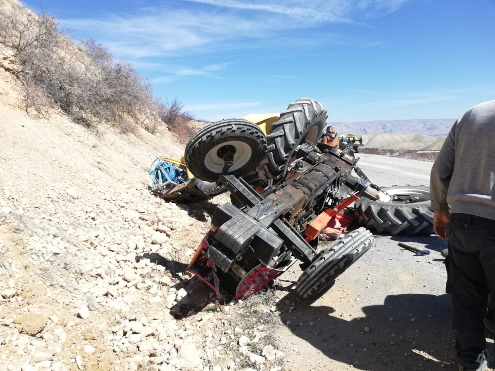 Devrilen traktörün sürücüsü yaşamını yitirdi