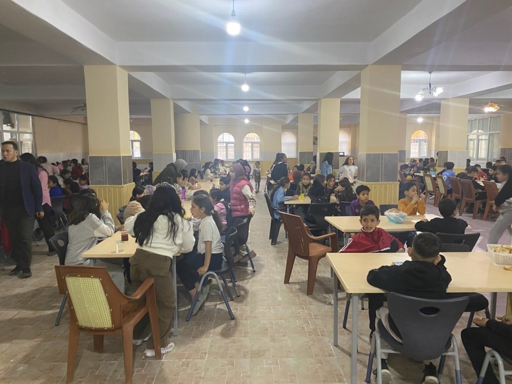 Konya'da oruç tutan çocuklara iftar verildi