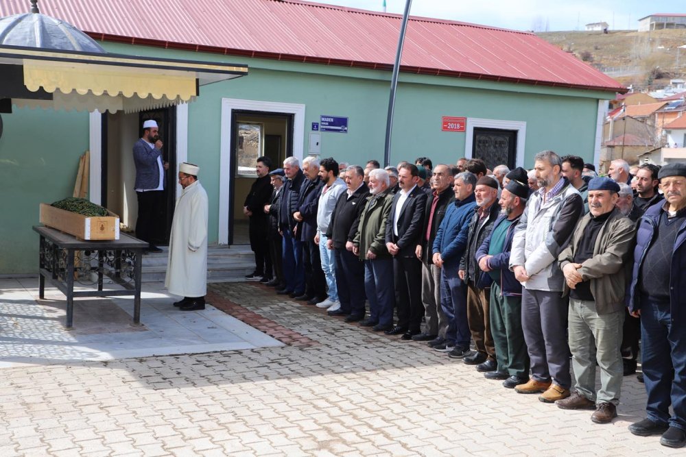 Annesinin tabutunun başında kalp krizi geçirdi