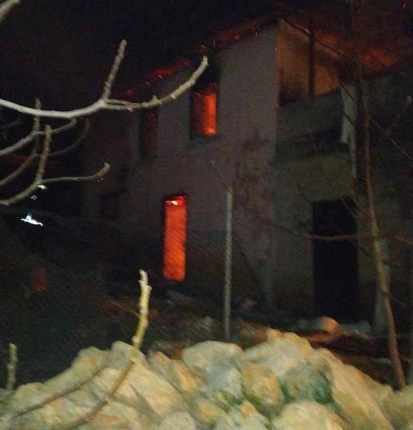 İki katlı evde gece yangın çıktı: 1 ölü