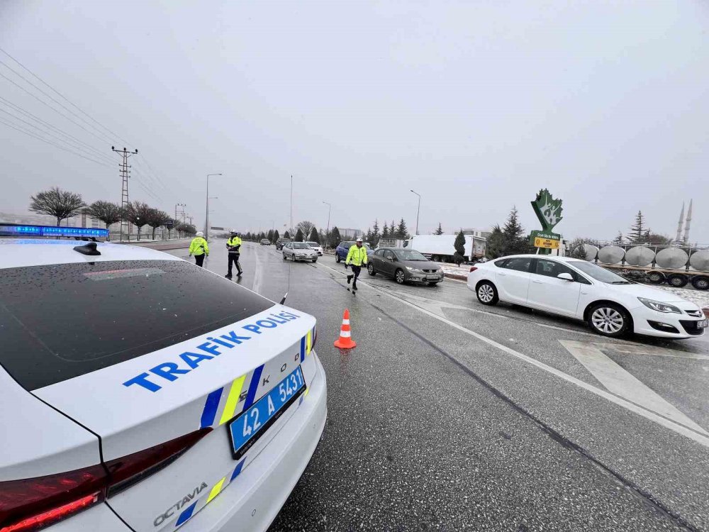 Konya’da kar yağışı başladı, yer yer tipi etkili oluyor