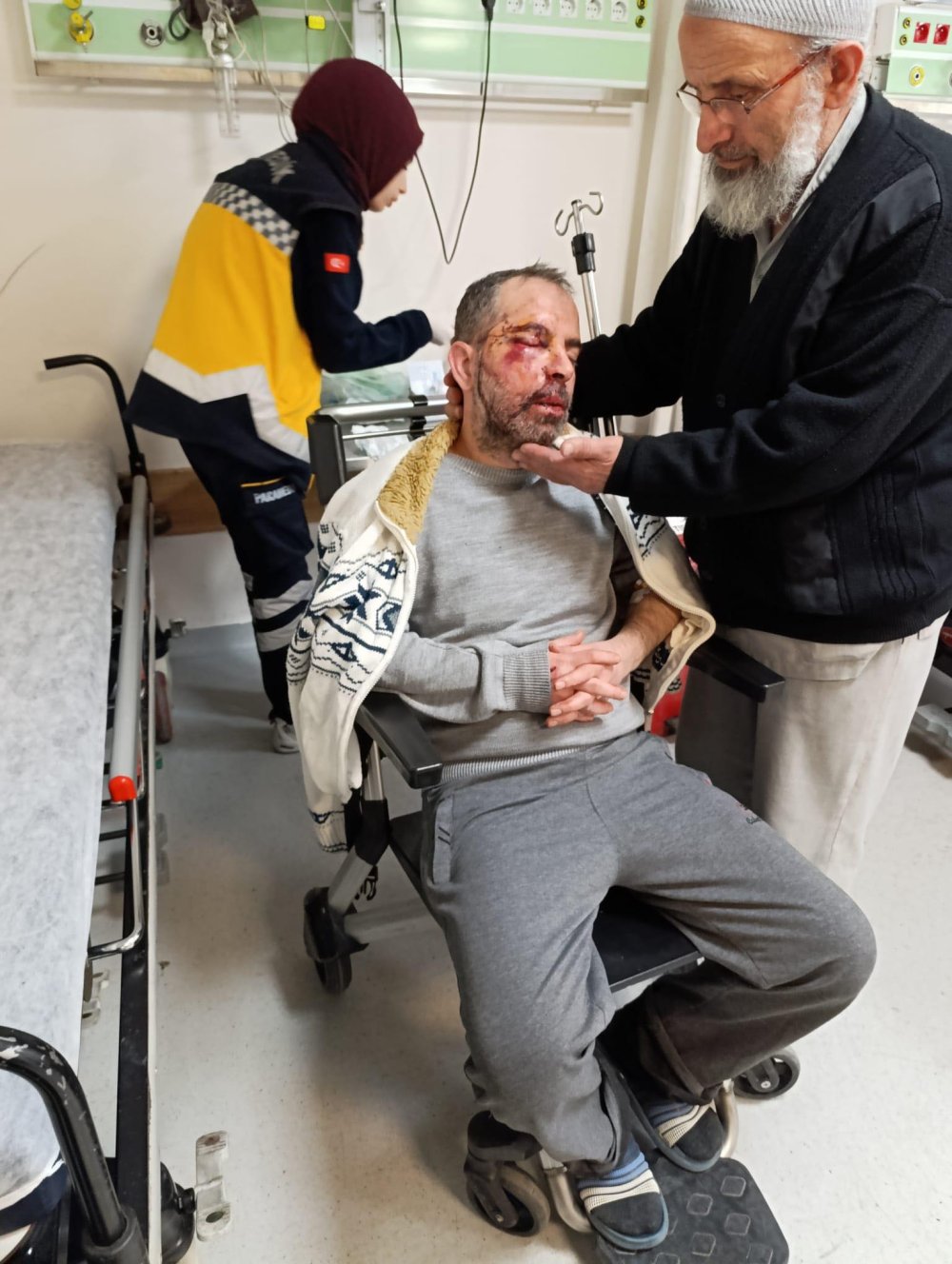 Köpeklerden kaçarken bisikletten düşüp, yaralandı