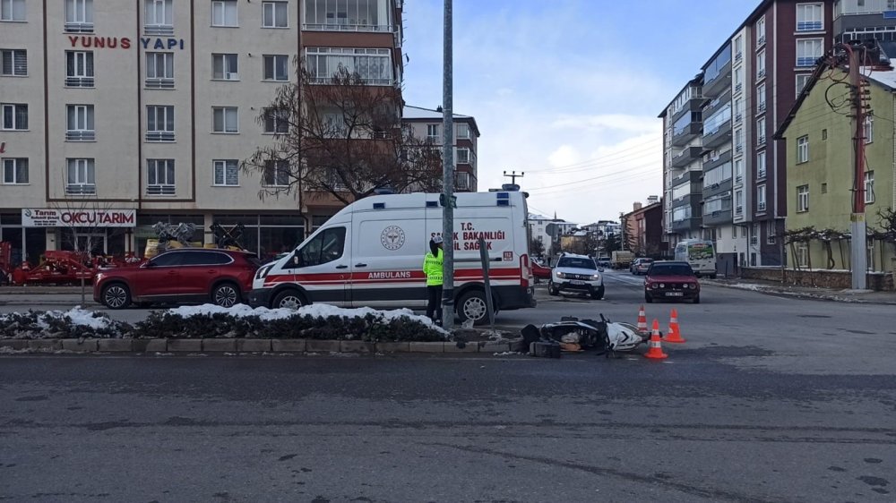 Konya'da kontrolsüz şerit değiştiren motosiklete araç çarptı
