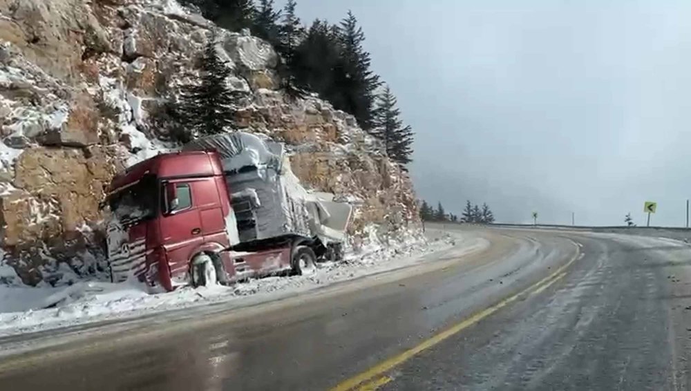 Alacabel Geçidi'nde kar yağışı... Antalya-Konya yolunda son durum