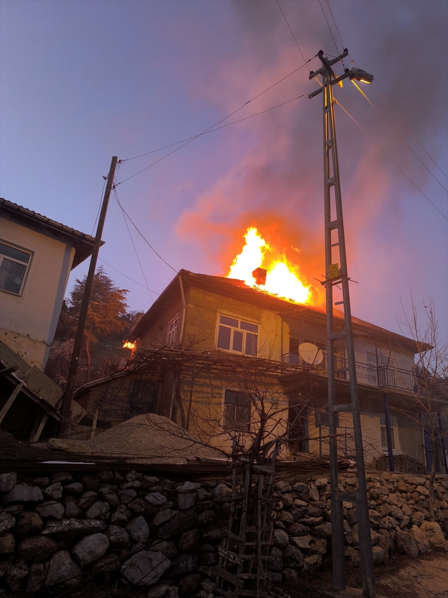 konyada-bir-evde-cikan-yangin-hasara-neden-oldu-1.jpg