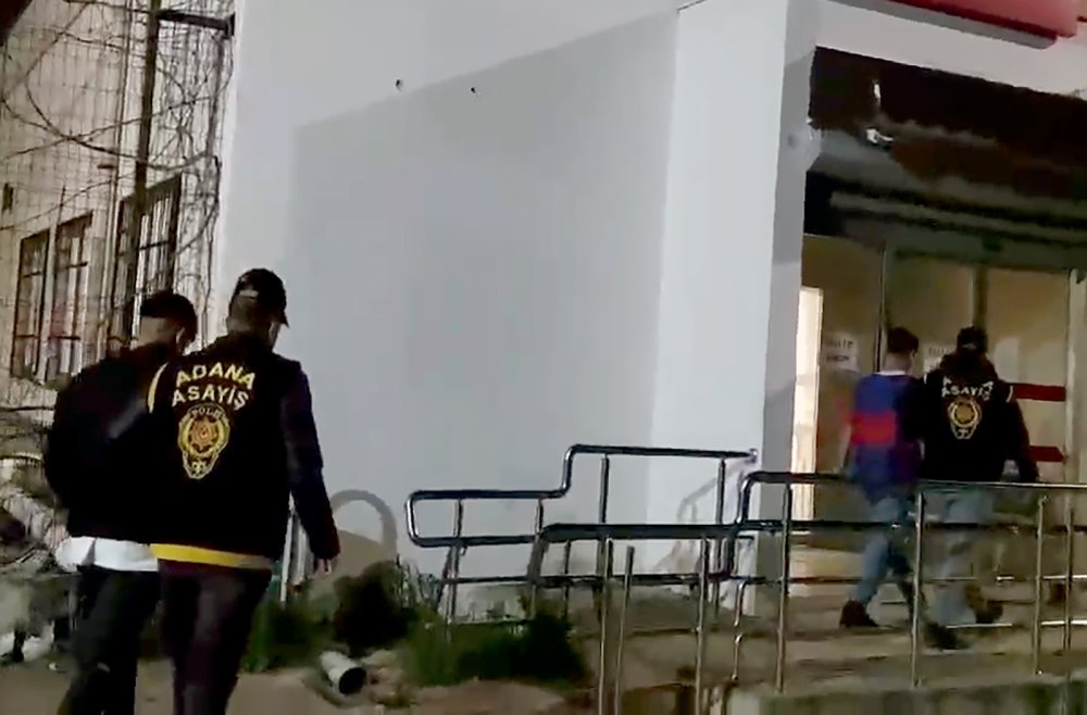 4 öğrencinin cep telefonunu gasbettiler, 2 kişiyi bıçakladılar