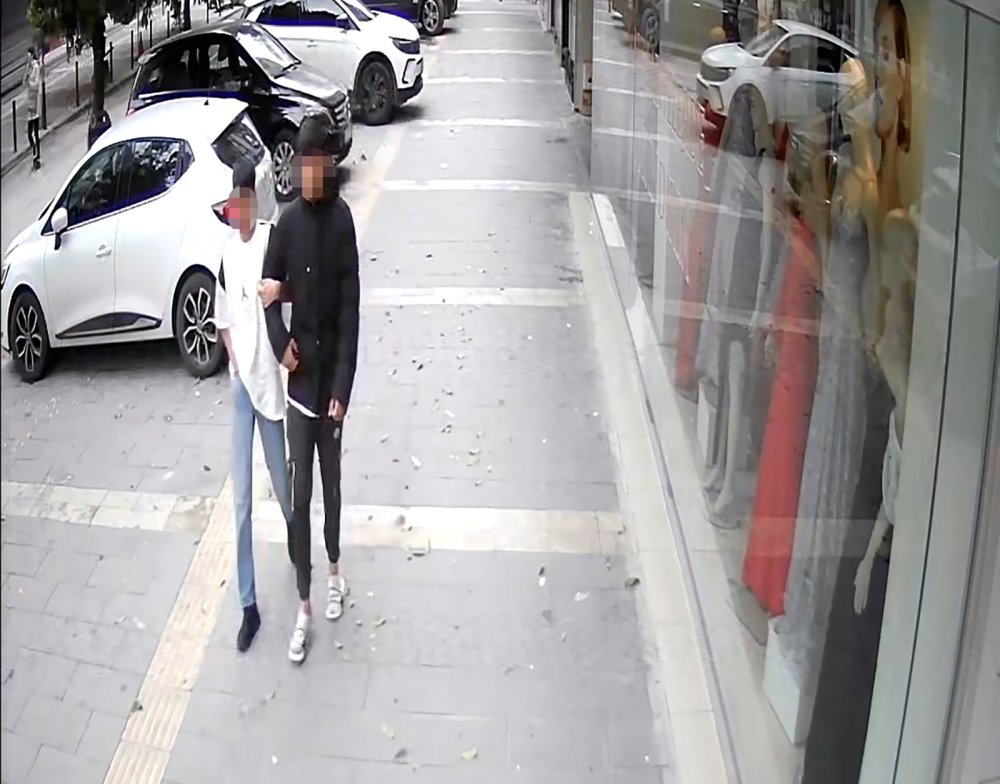 4 öğrencinin cep telefonunu gasbettiler, 2 kişiyi bıçakladılar