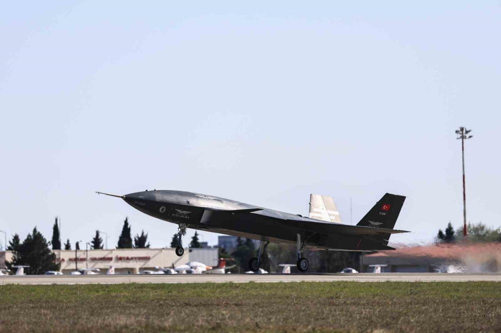 Türkiye'nin ilk insansız savaş uçağı manevra testini başarıyla geçti