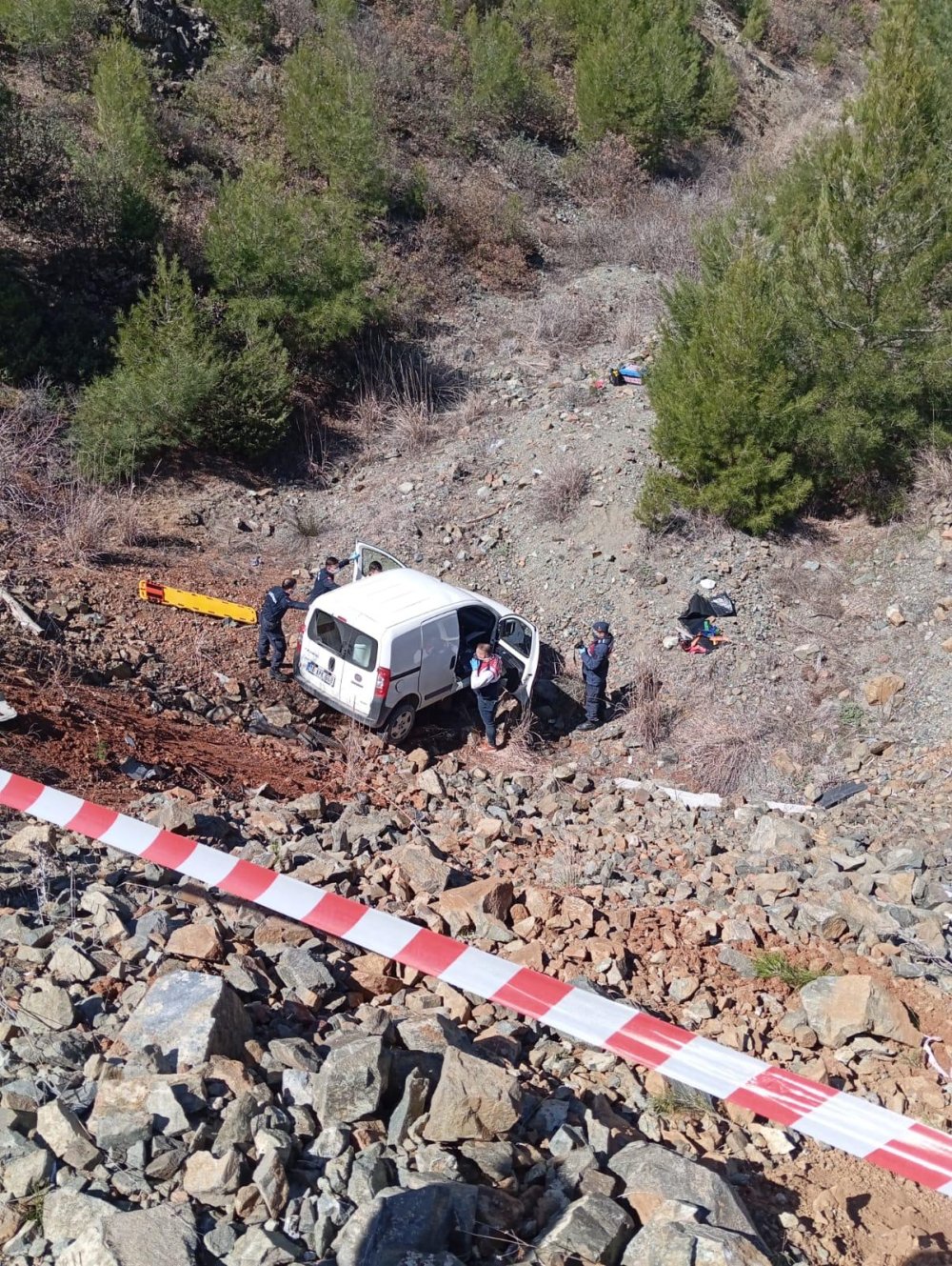 Uçuruma yuvarlanan hafif ticari aracın sürücüsü öldü