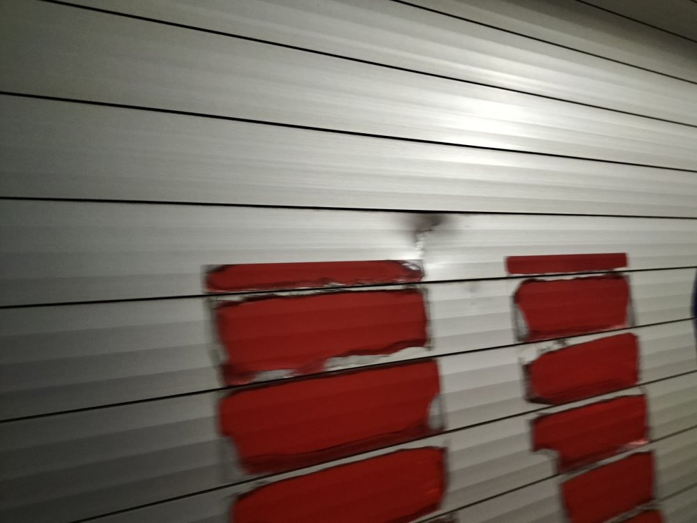 Yangın ihbarına giden itfaiyecilerin aracına taşlı saldırı