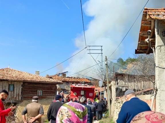 Yangında 2 ev kullanılamaz hale geldi