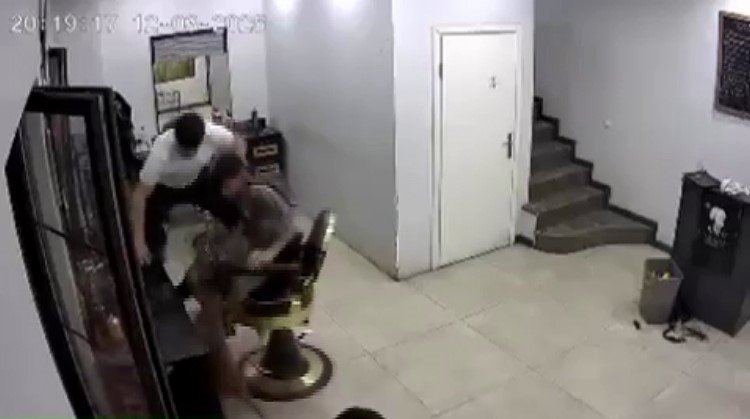 Kuaförde tıraş olan müşteriyi köpek ısırdı