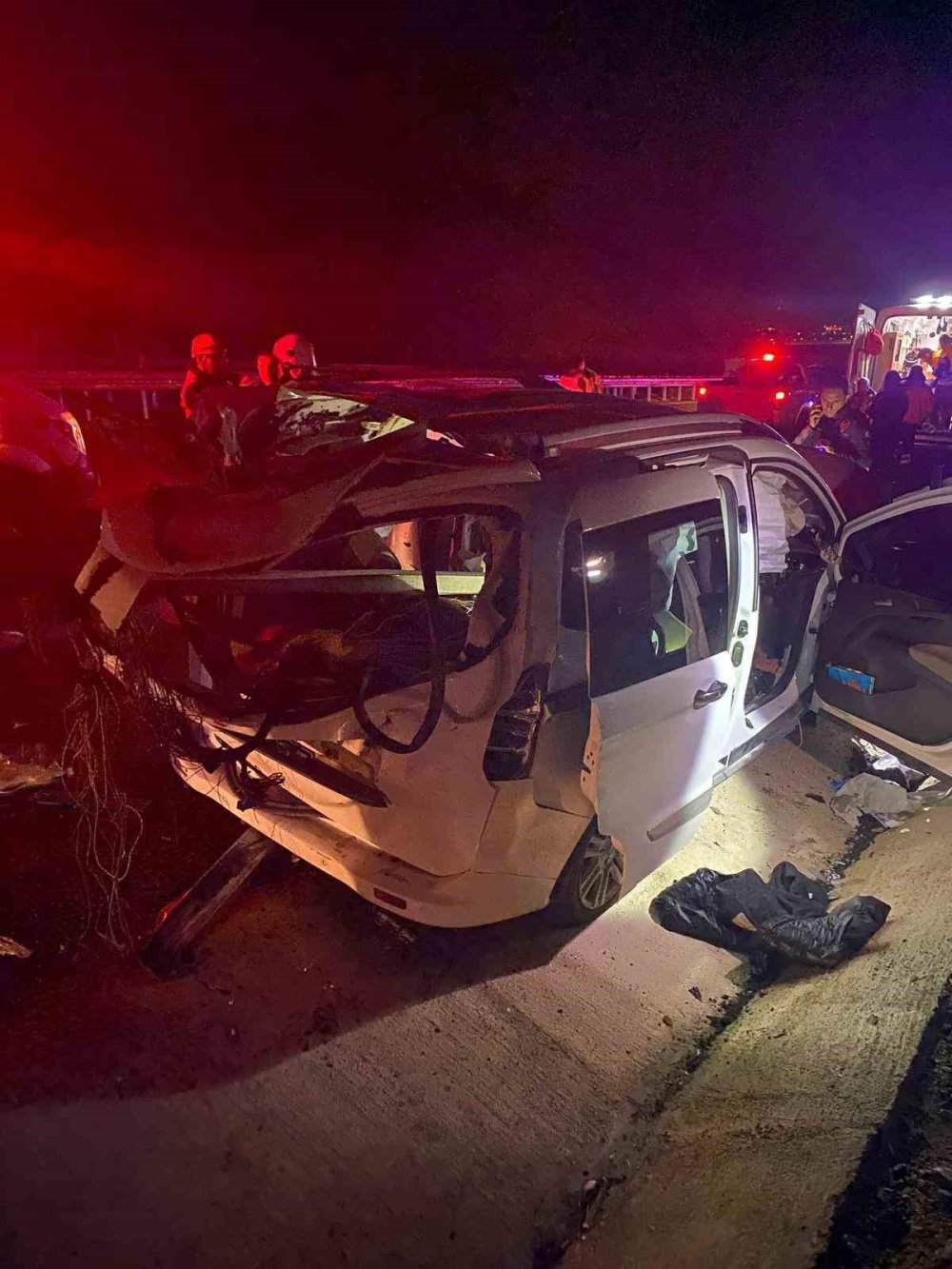 Ticari araç bariyere ok gibi saplandı, yaralılar var