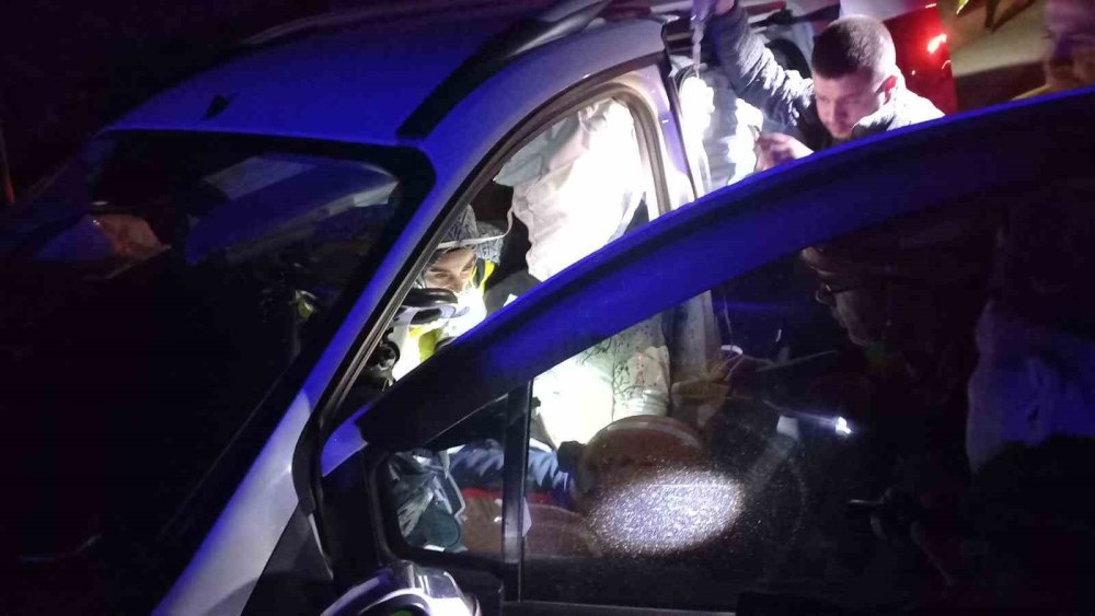 Ticari araç bariyere ok gibi saplandı, yaralılar var