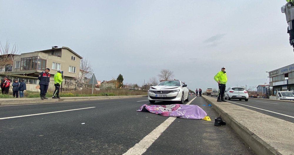 Yolun karşısına geçerken otomobilin çarptığı yaya öldü