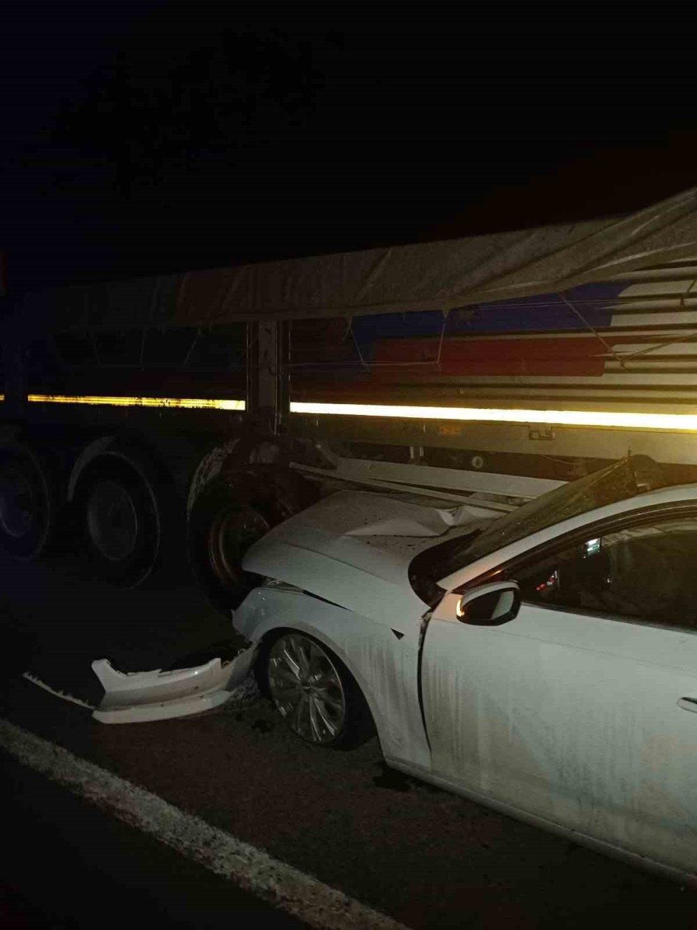 Otomobiliyle tırın dorsesine çarptı! İlçe başkanı hayatını kaybetti