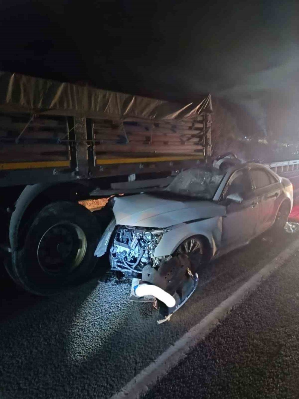 Otomobiliyle tırın dorsesine çarptı! İlçe başkanı hayatını kaybetti